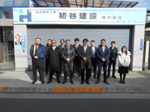 東京事業所前集合写真